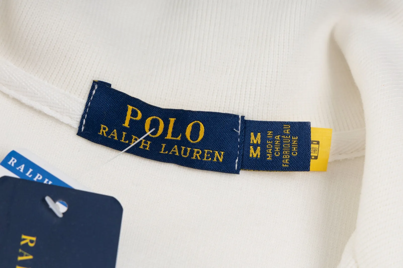 P230 #R97 Ralph lauren twelve-color embroidered pony logo half-zip high-neck long-sleeved knitted sweatshirt. The same style for men and women. The new half-zip sweatshirt for couples to wear in autumn is here! This kind of sweatshirt is really popular this year, even more popular than the hooded sweatshirt. Open the zipper and it can be used as a large lapel, which makes it more fashionable. The color of the classic design of the little war horse on the chest is matched with the embroidery. The simple zipper design echoes the brand logo, so you don’t need to match too much. The sweater version is loose enough! The fabric is custom-woven and dyed 100 cotton. 320g high gram weight 100% cotton knitted cotton with a certain thickness. The fabric is soft and comfortable, and the three-dimensional fabric is full of texture. The stitching is three needles and five threads, which is beautiful and strong. The pattern is also good. Although it is loose, it does not look bulky! - It is not a popular color scheme on the street. The color is pure and highly recommended. The upper body has a particularly high rate of turning heads. Loose style. Big drop shoulder OS style. Same style for men and women. Couple wear. Versatile and practical! Color: Gray, navy, khaki, green label, oatmeal brown label, apricot, black, army green, burgundy, pink, dark gray, light blue, white. Size: S M L XL Length: 70/72/74/76 Bust: 53.5/55.5/57.5/58.5 Shoulder width: 44/45/46/47 Sleeve length: 61/62/63/64